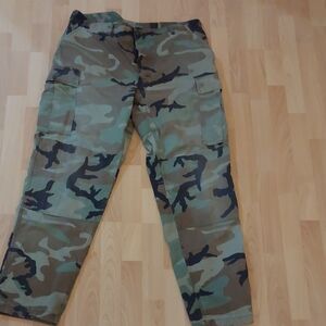 Mens Camouflage Cargo Pants.  Inseam 32 1/2.  Waist 35.